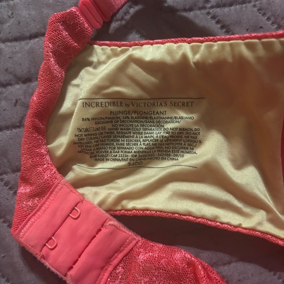 Victoria’s Secret Incredible Plunge Push Up Bra - Picture 3 of 3